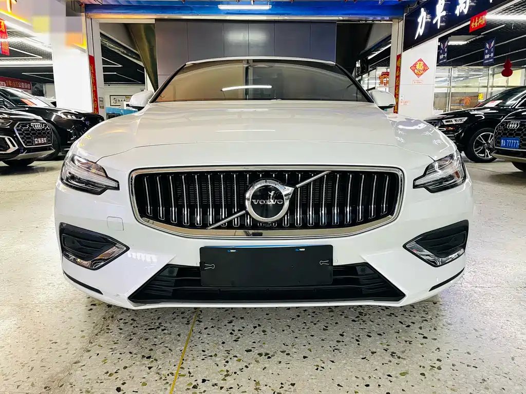 Volvo S60 2025 — фото 1 из 5