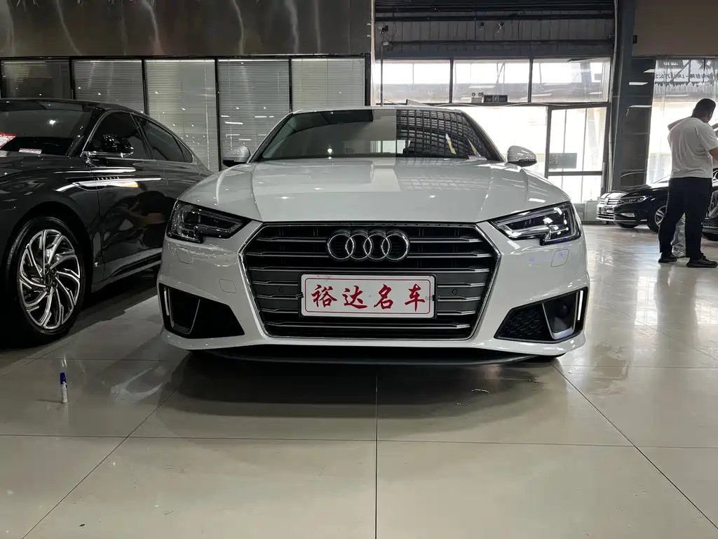 Audi A4L 2019 — фото 1 из 5