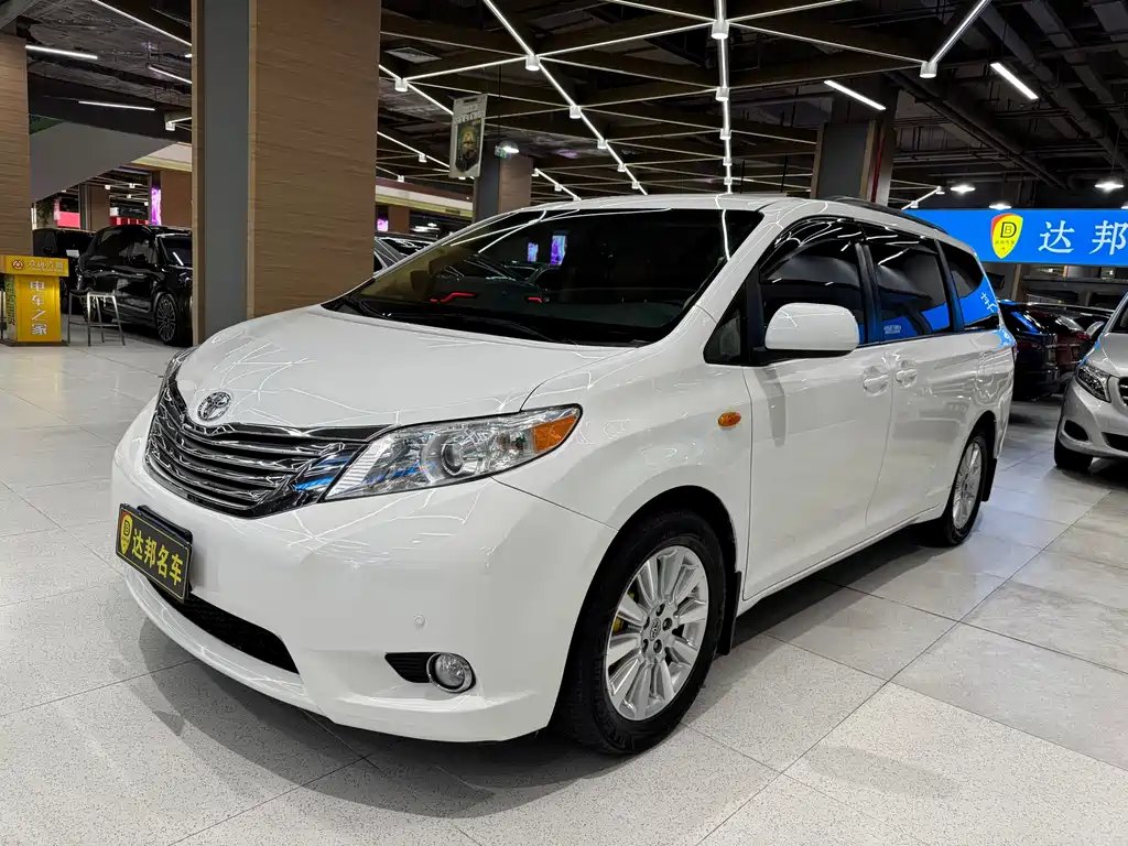 Toyota Sienna 2016 — фото 1 из 5