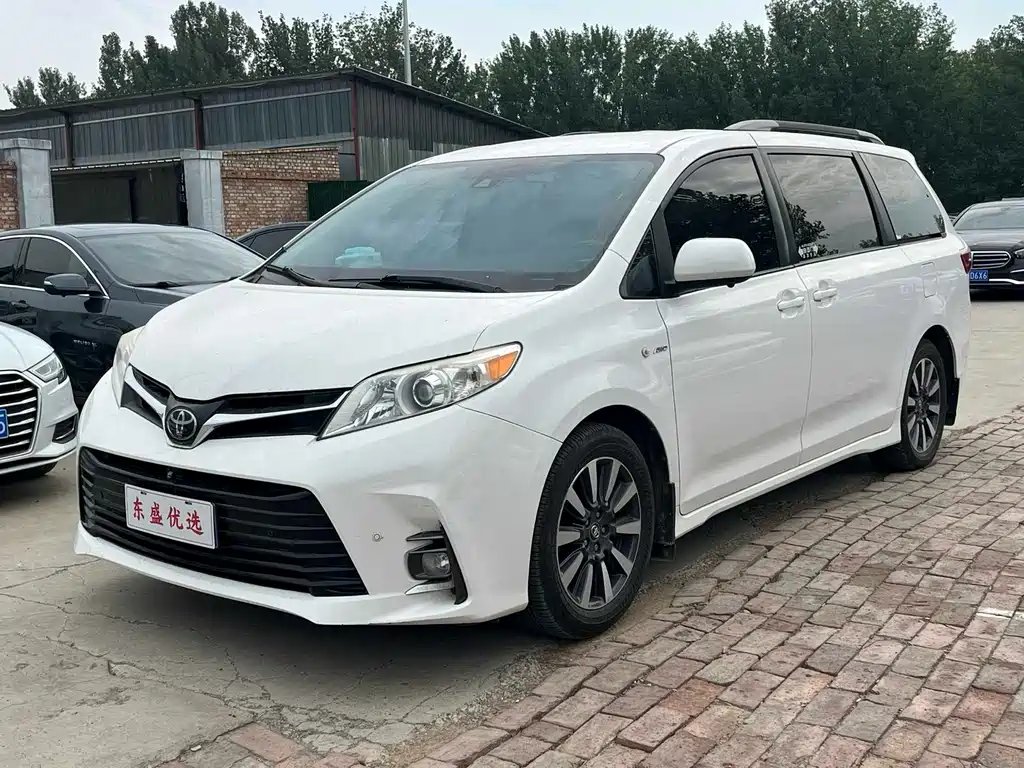 Toyota Sienna 2018 — фото 1 из 5
