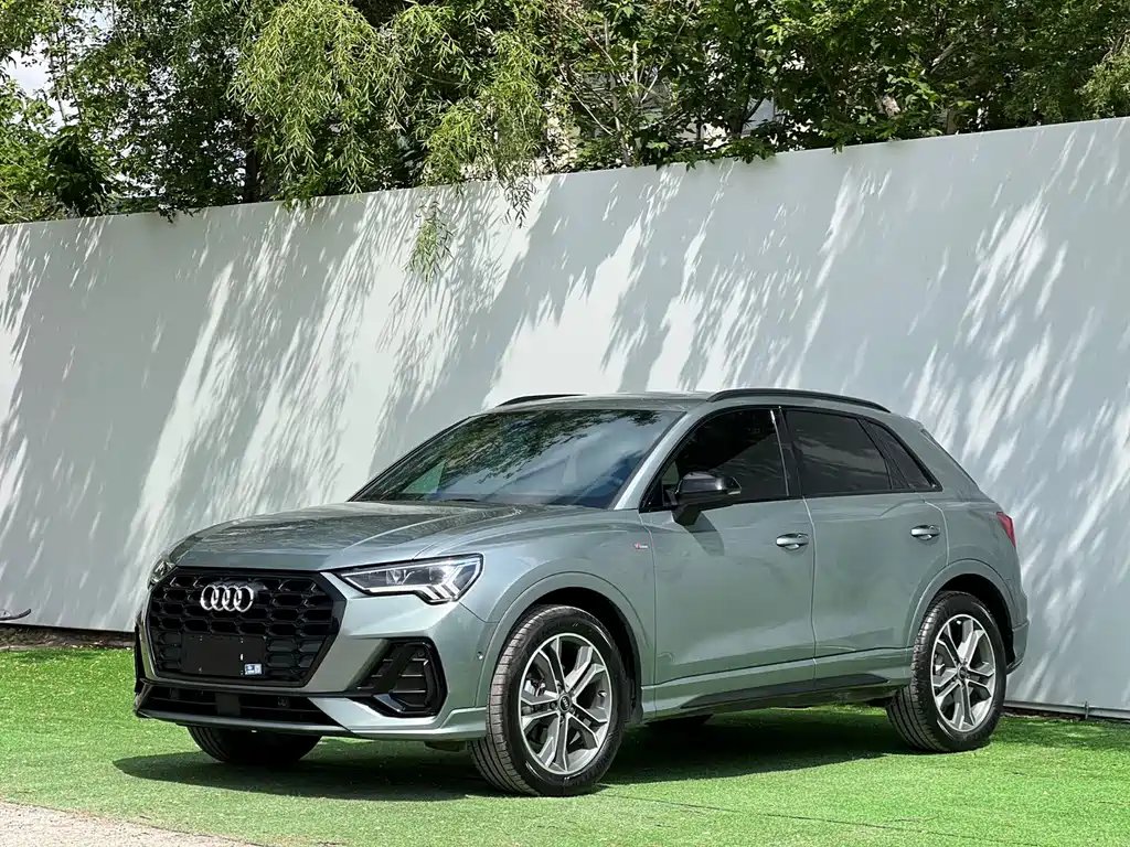 Audi Q3 2022 — фото 1 из 5