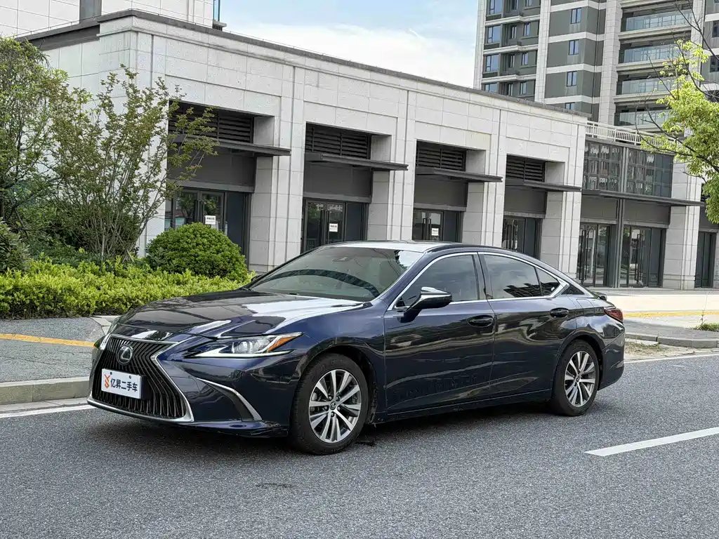 Lexus ES 2020 — фото 1 из 5