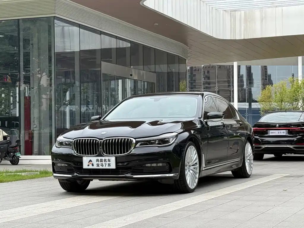 BMW 7 Series 2018 — фото 1 из 5