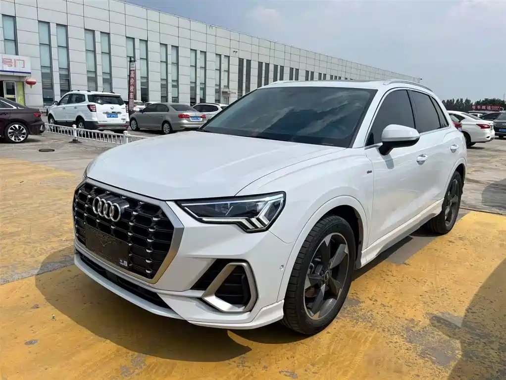 Audi Q3 2022 — фото 1 из 5