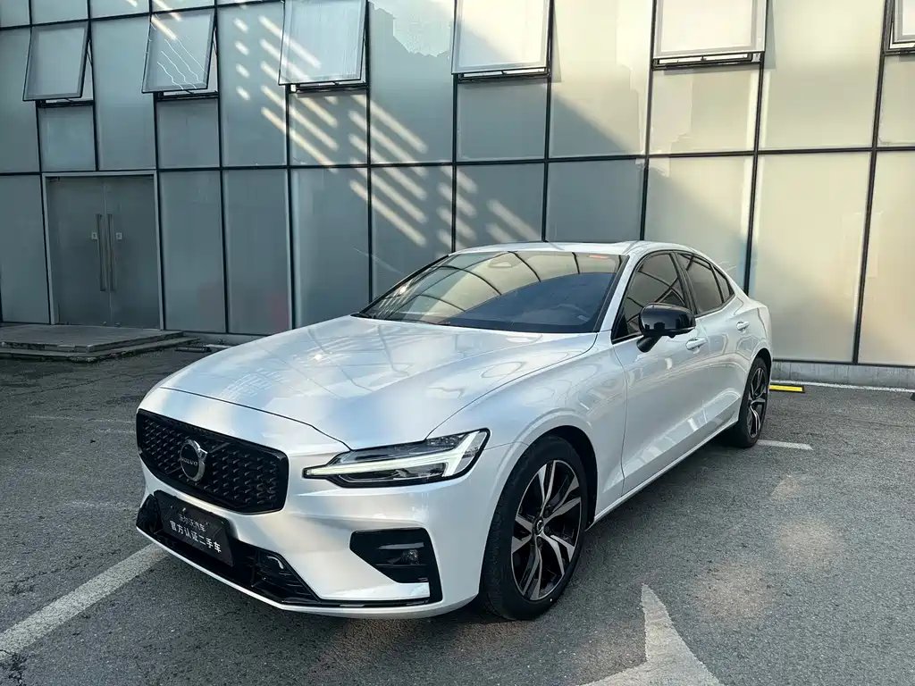 Volvo S60 2023 — фото 1 из 5