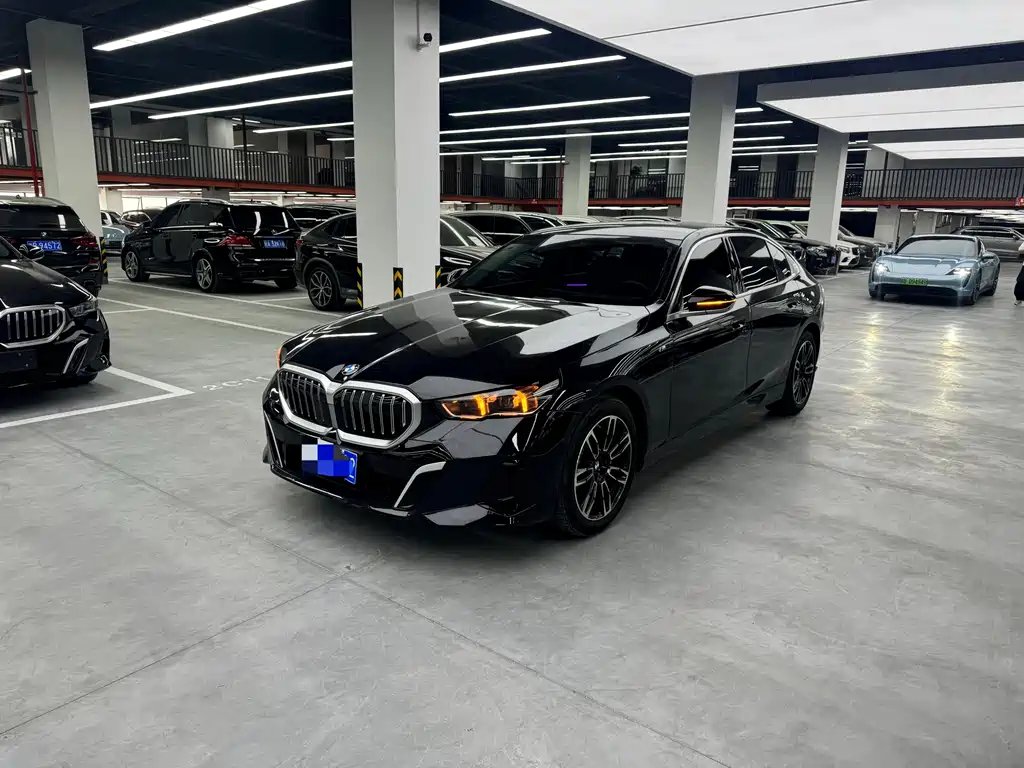 BMW 5 Series 2024 — фото 1 из 5