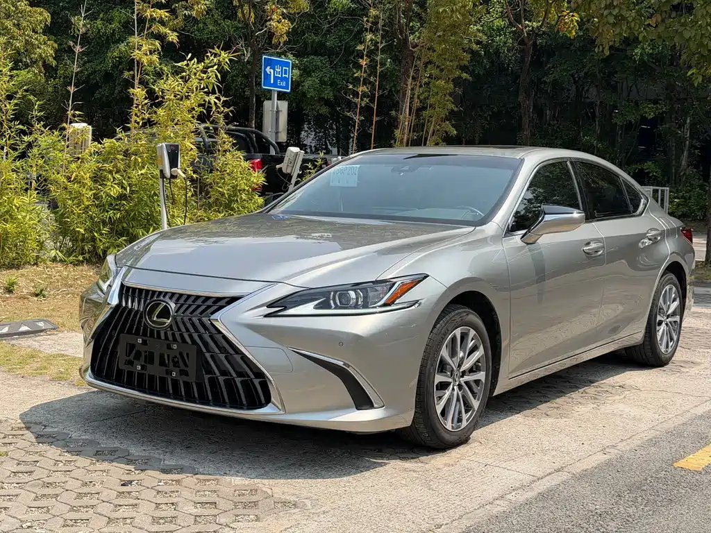 Lexus ES 2022 — фото 1 из 5
