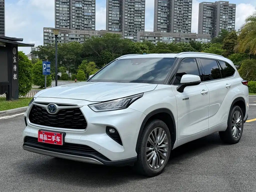 Toyota Highlander 2022 — фото 1 из 5