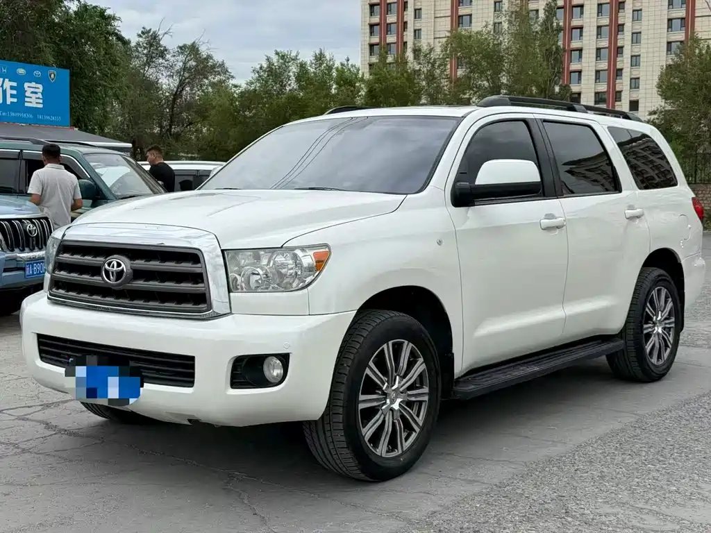 Toyota Sequoia 2017 — фото 1 из 5