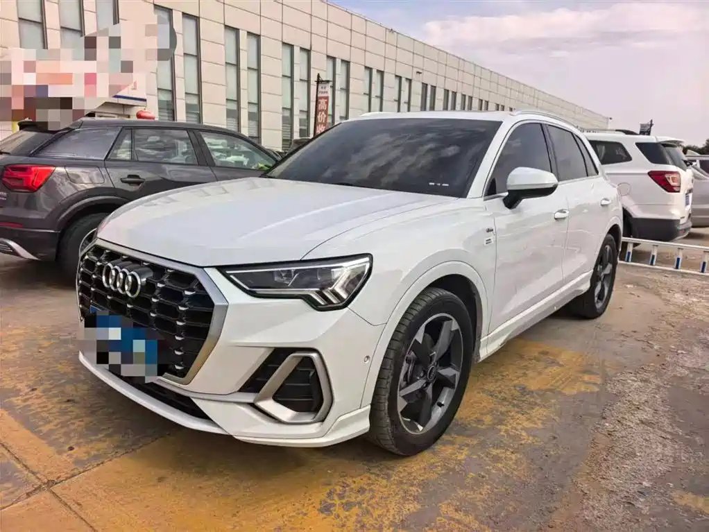 Audi Q3 2022 — фото 1 из 5