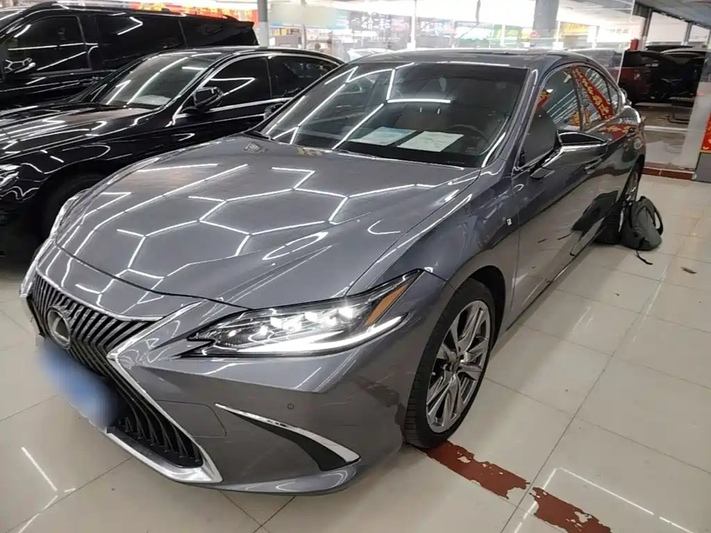Lexus ES 2021 — фото 1 из 5