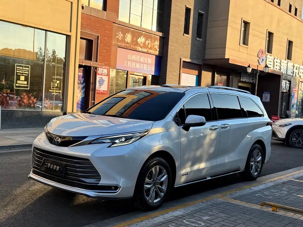 Toyota Sienna 2022 — фото 1 из 5