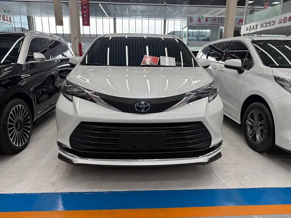 Toyota Sienna 2023 — фото 1 из 5