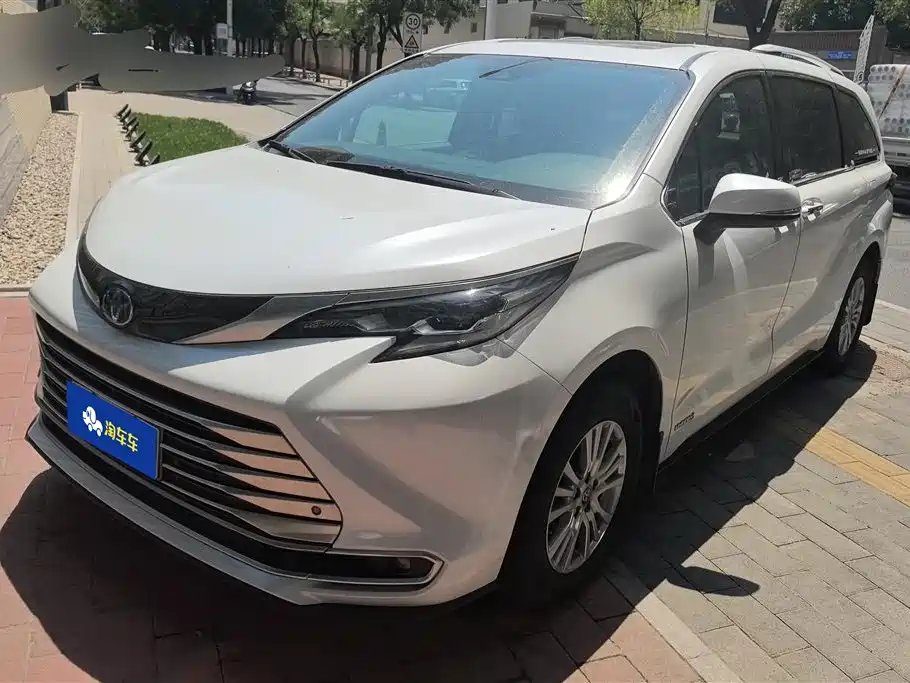 Toyota Sienna 2022 — фото 1 из 5