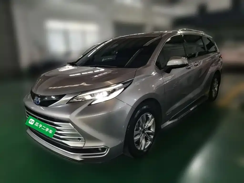 Toyota Sienna 2022 — фото 1 из 5