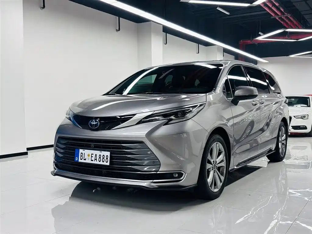 Toyota Sienna 2023 — фото 1 из 5