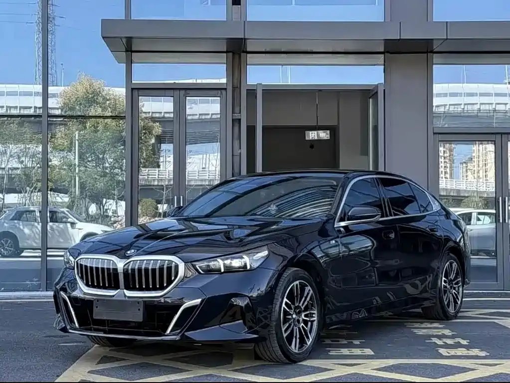 BMW 5 Series 2024 — фото 1 из 5
