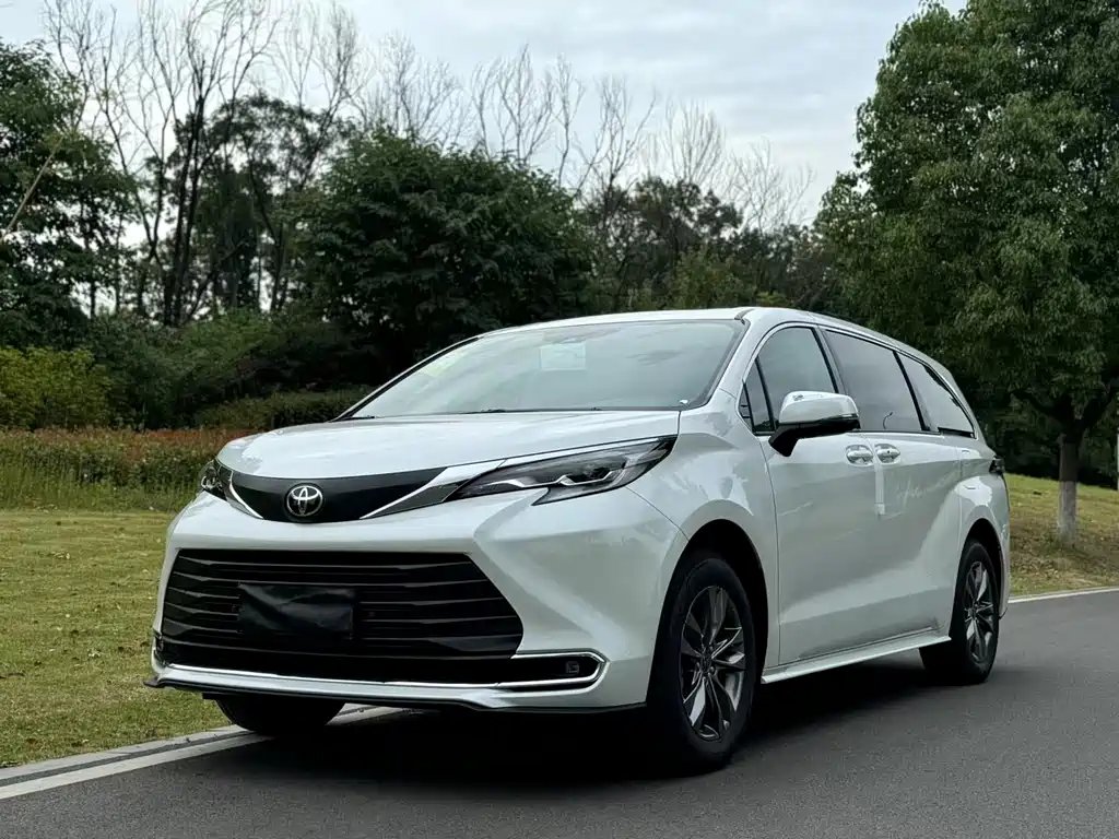 Toyota Sienna 2026 — фото 1 из 5
