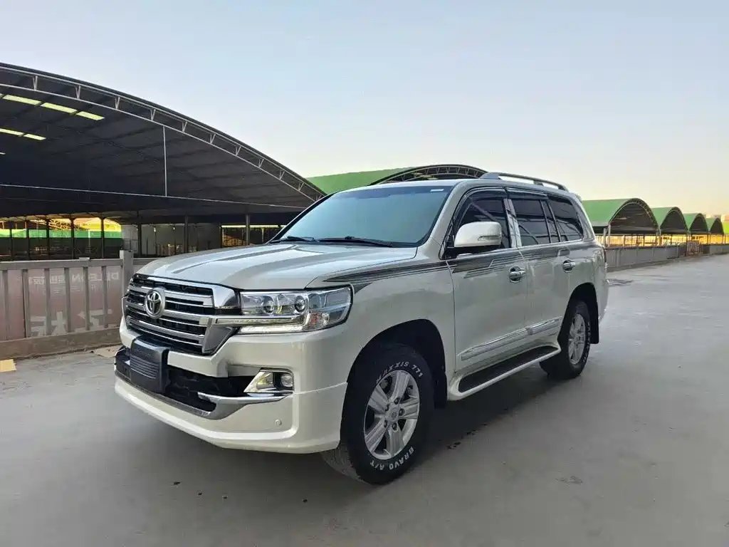 Toyota Land Cruiser 2014 — фото 1 из 5