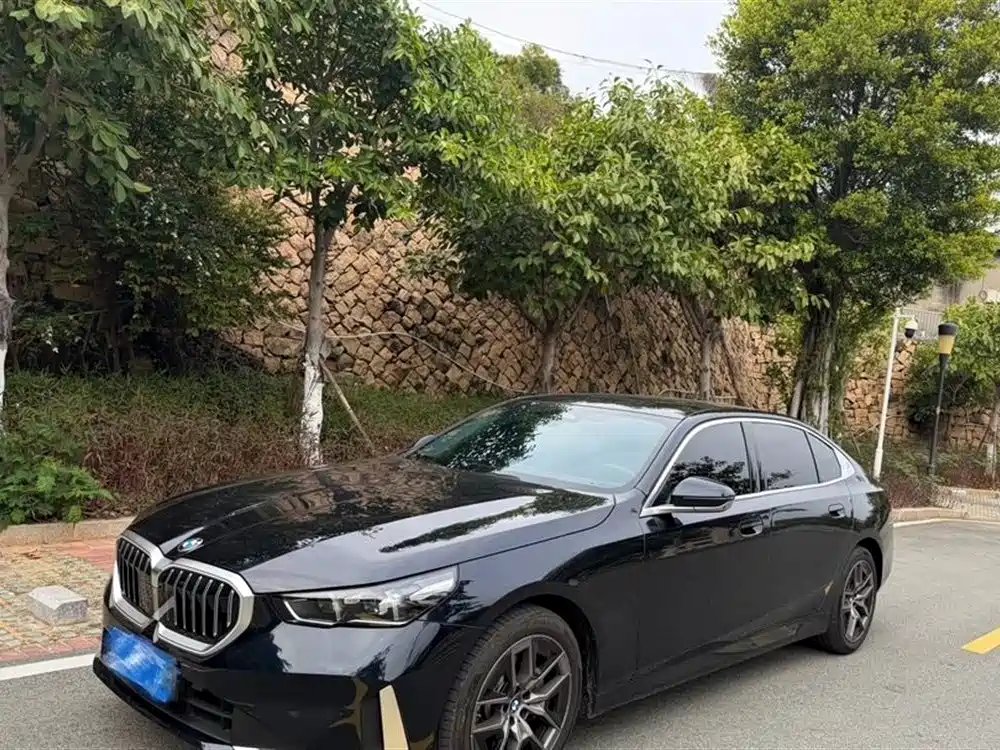 BMW 5 Series 2025 — фото 1 из 5