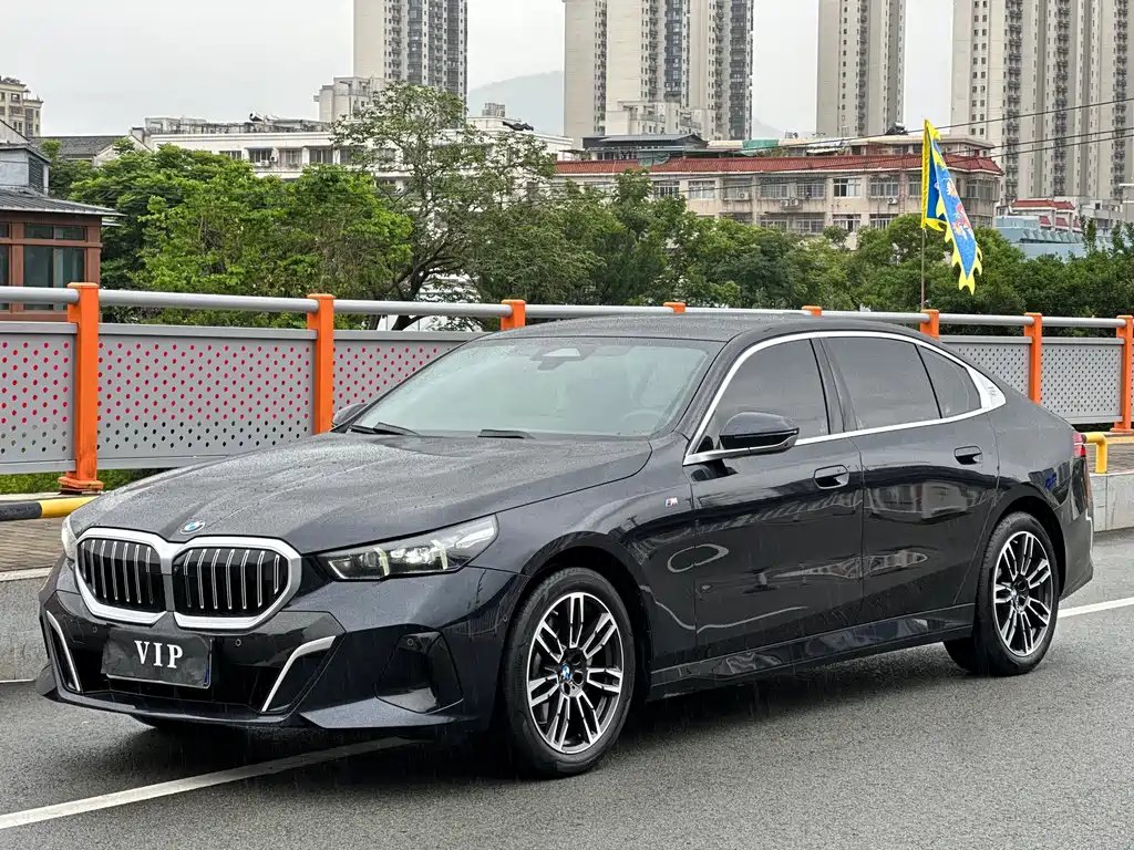 BMW 5 Series 2025 — фото 1 из 5