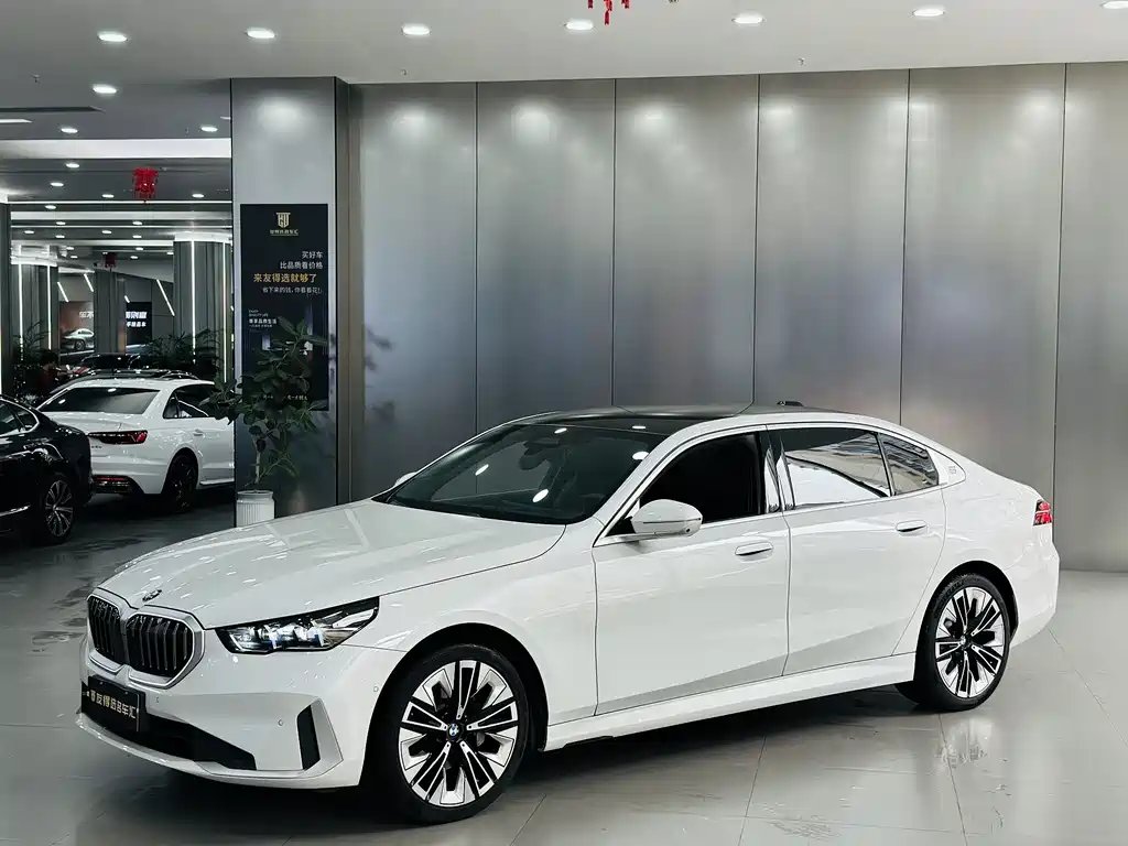 BMW 5 Series 2024 — фото 1 из 5
