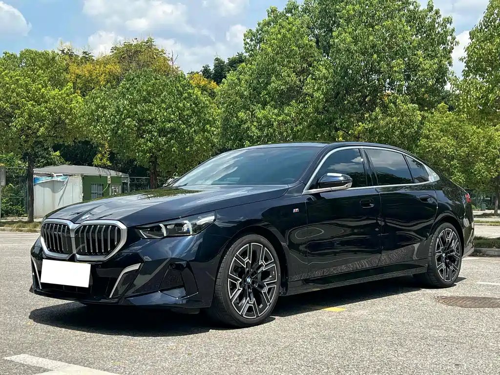 BMW 5 Series 2025 — фото 1 из 5