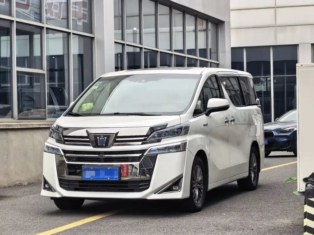 Toyota Vellfire 2022 — фото 1 из 5