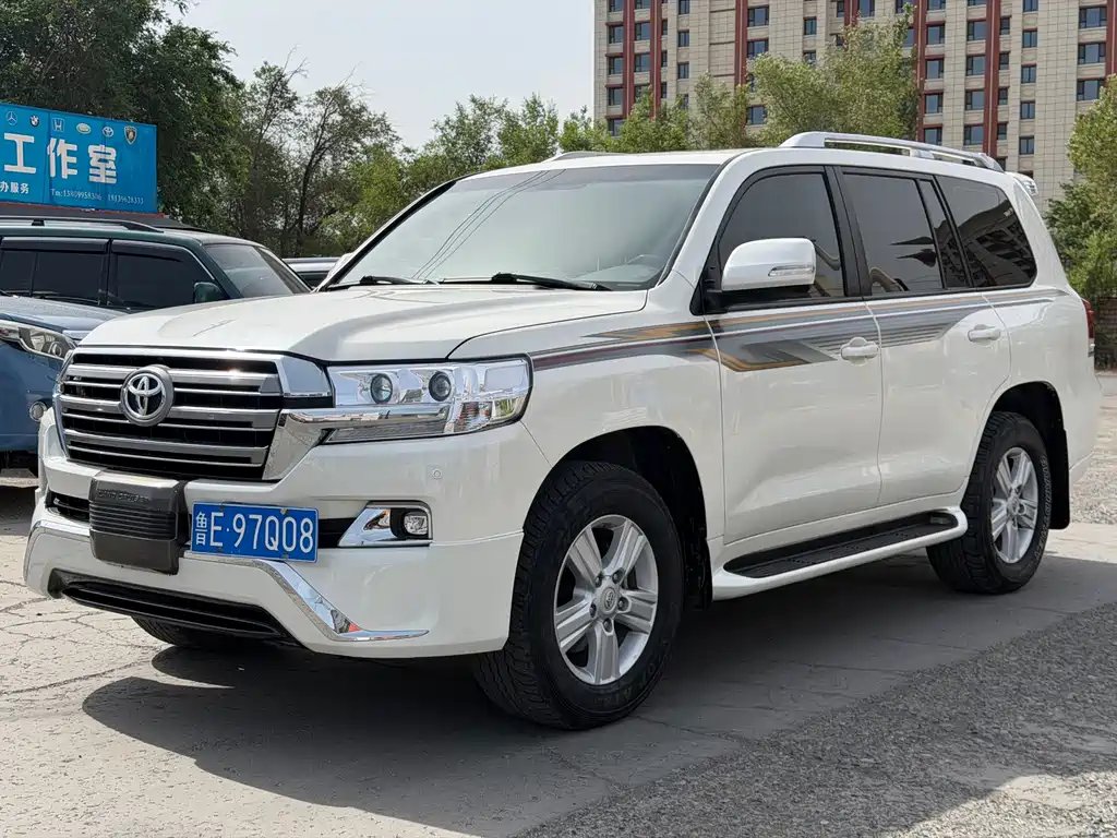 Toyota Land Cruiser 2017 — фото 1 из 5