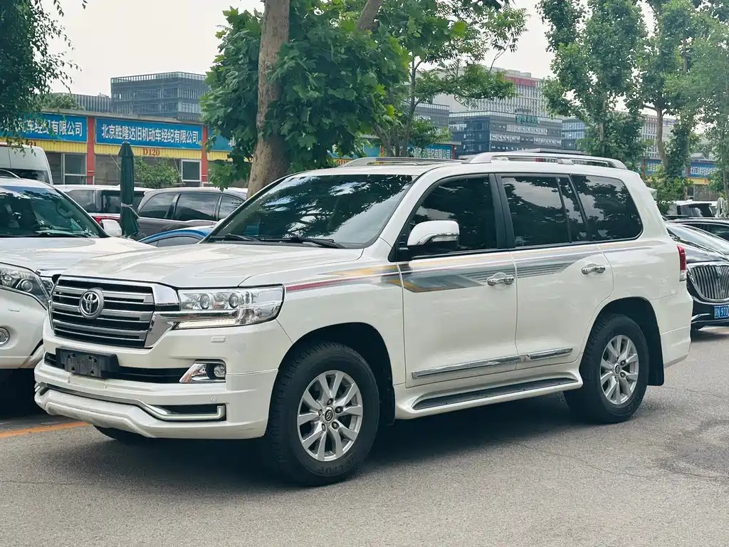 Toyota Land Cruiser 2017 — фото 1 из 5