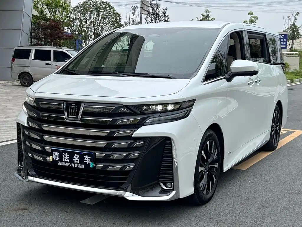 Toyota Vellfire 2024 — фото 1 из 5