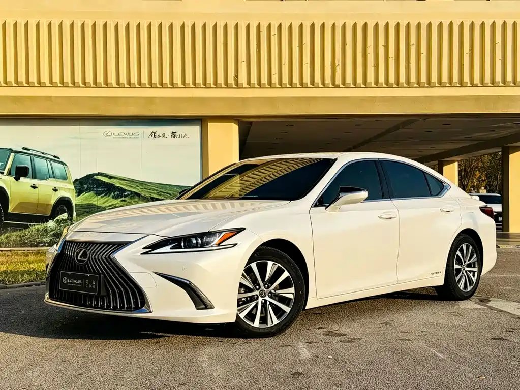 Lexus ES 2021 — фото 1 из 5