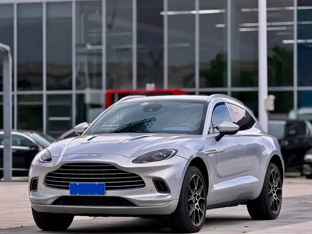Aston Martin DBX 2021 — фото 1 из 5