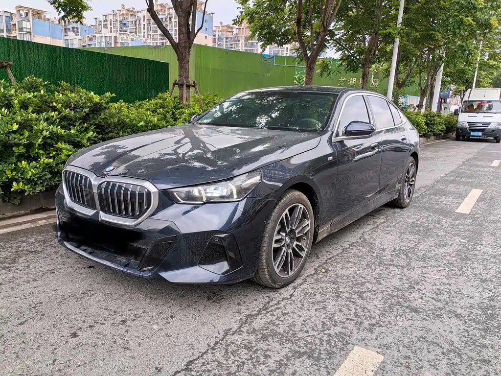 BMW 5 Series 2025 — фото 1 из 5