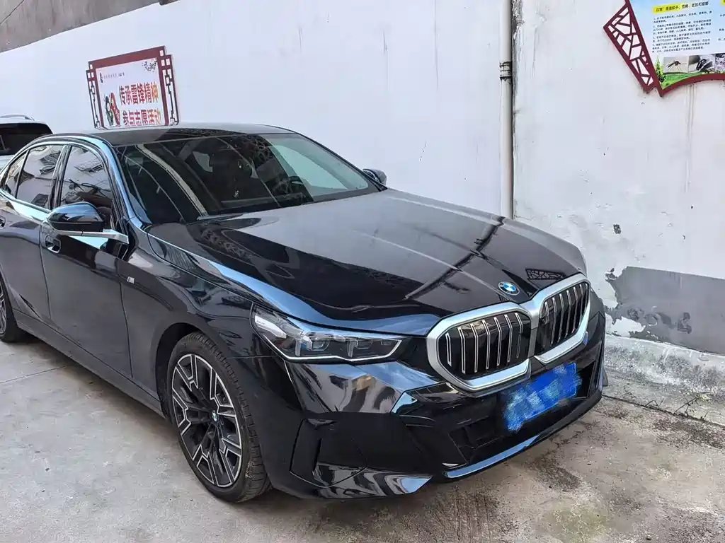 BMW 5 Series 2024 — фото 1 из 5