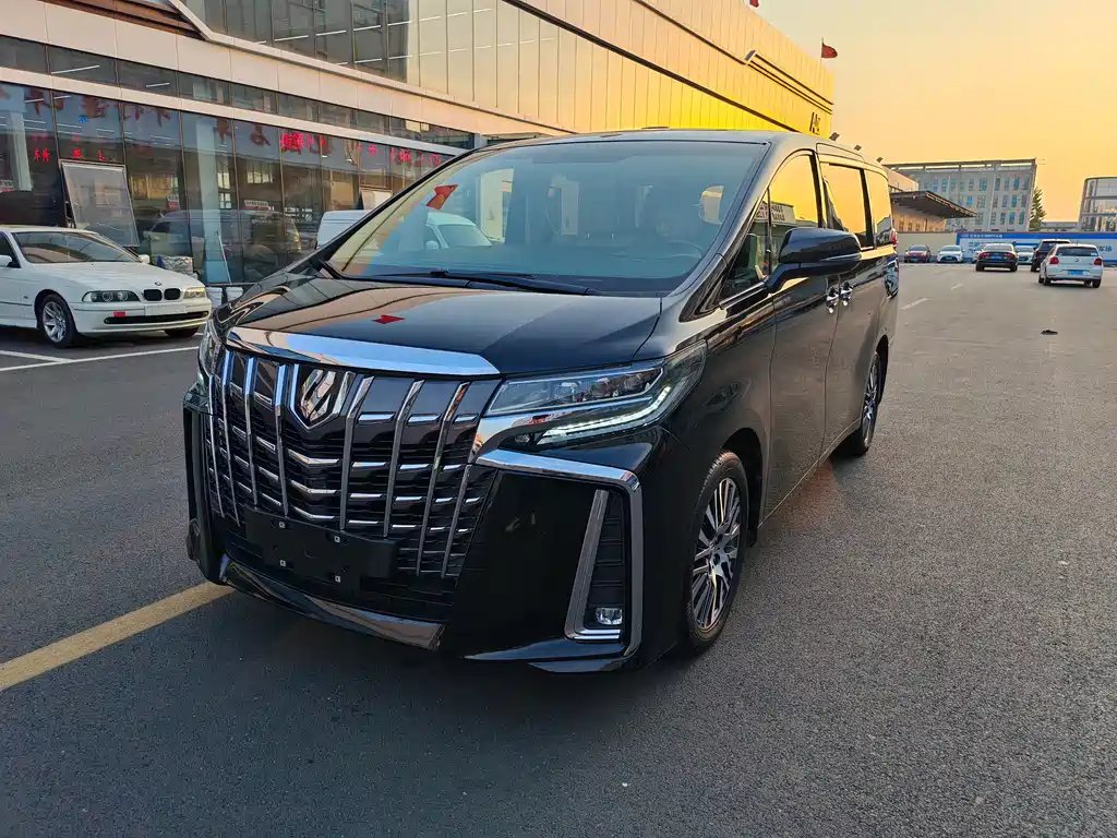 Toyota Alphard 2017 — фото 1 из 5