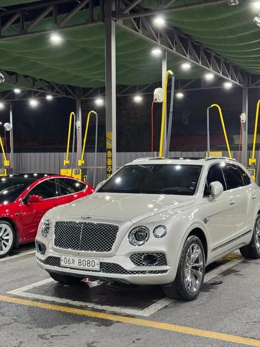 Bentley Bentayga 2017 — фото 1 из 5