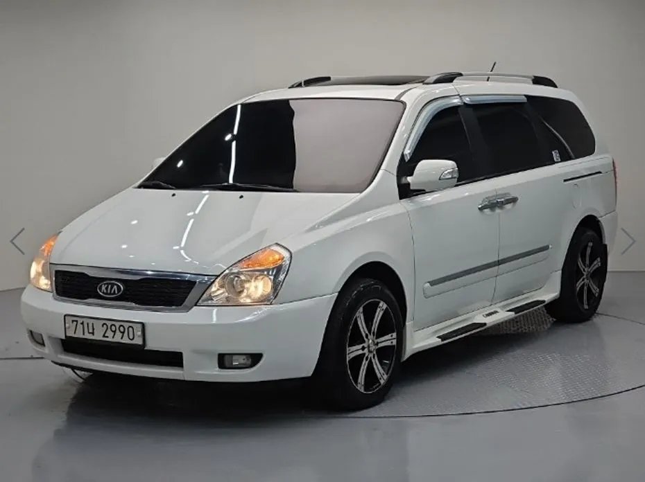 Kia Carnival 2012 — фото 1 из 5