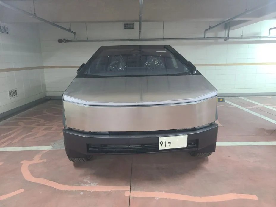 Tesla Cybertruck 2026 — фото 1 из 5