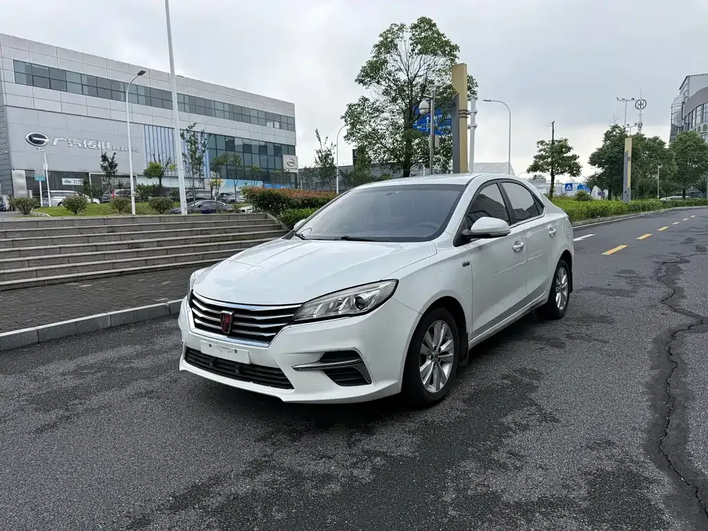 Roewe 360 2018 — фото 1 из 13