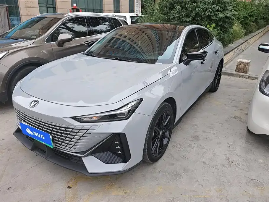Changan UNI-V iDD 2023 — фото 1 из 16