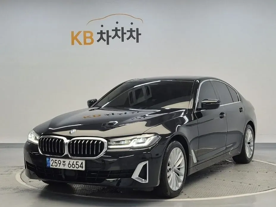 BMW 5-Series 2022 — фото 1 из 19