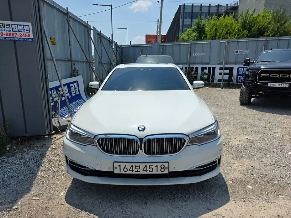 BMW 5-Series 2018 — фото 1 из 11
