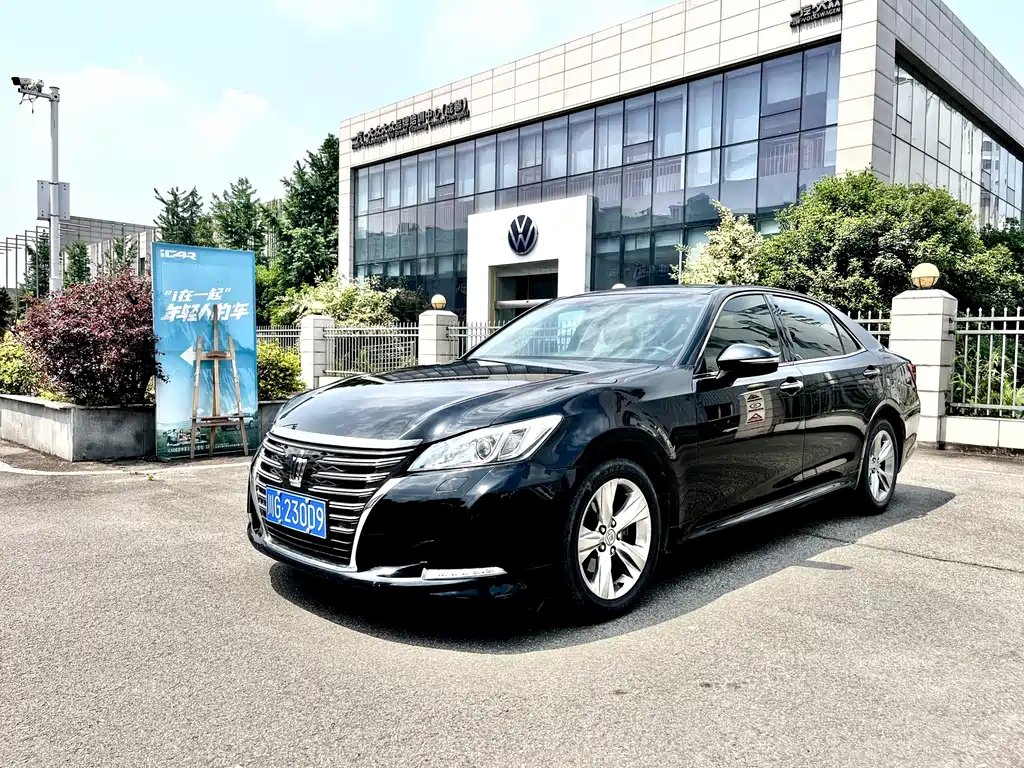 Toyota Crown 2016 — фото 1 из 11