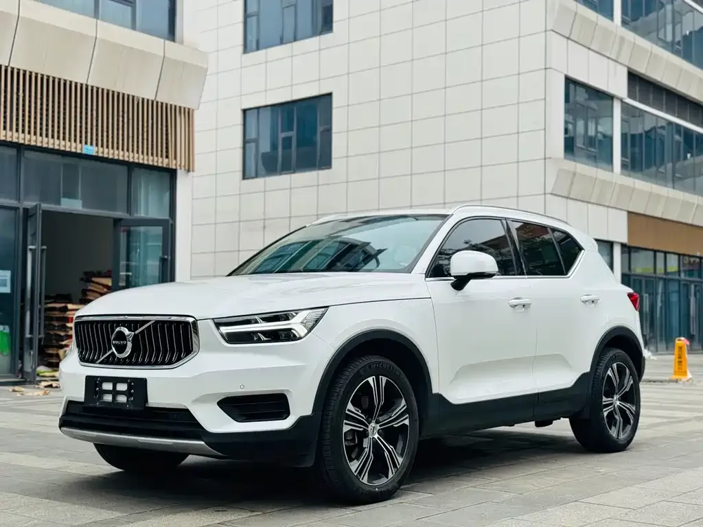 Volvo XC40 2021 — фото 1 из 15