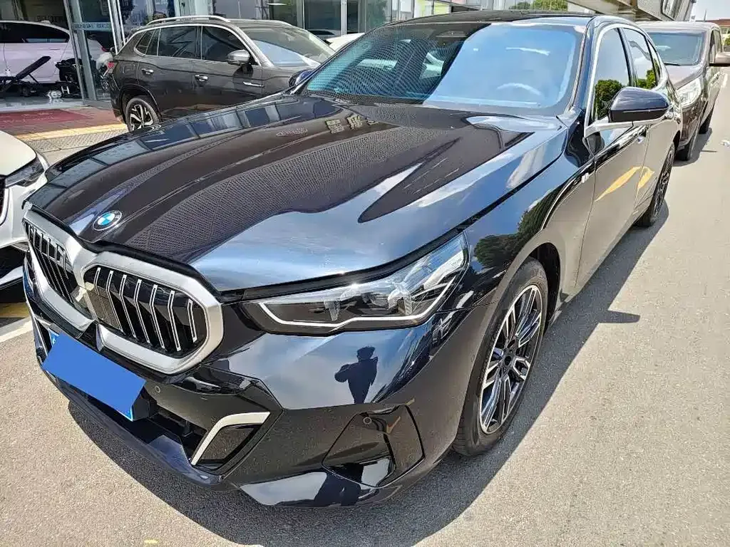 BMW 5 Series 2025 — фото 1 из 15