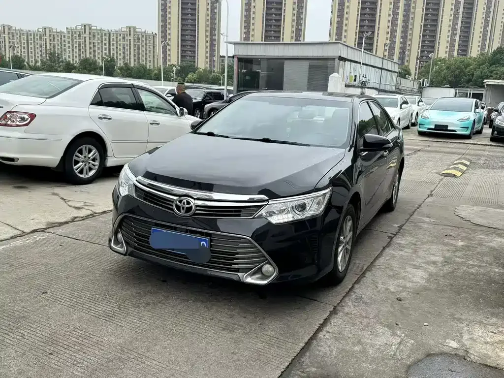 Toyota Camry 2015 — фото 1 из 9