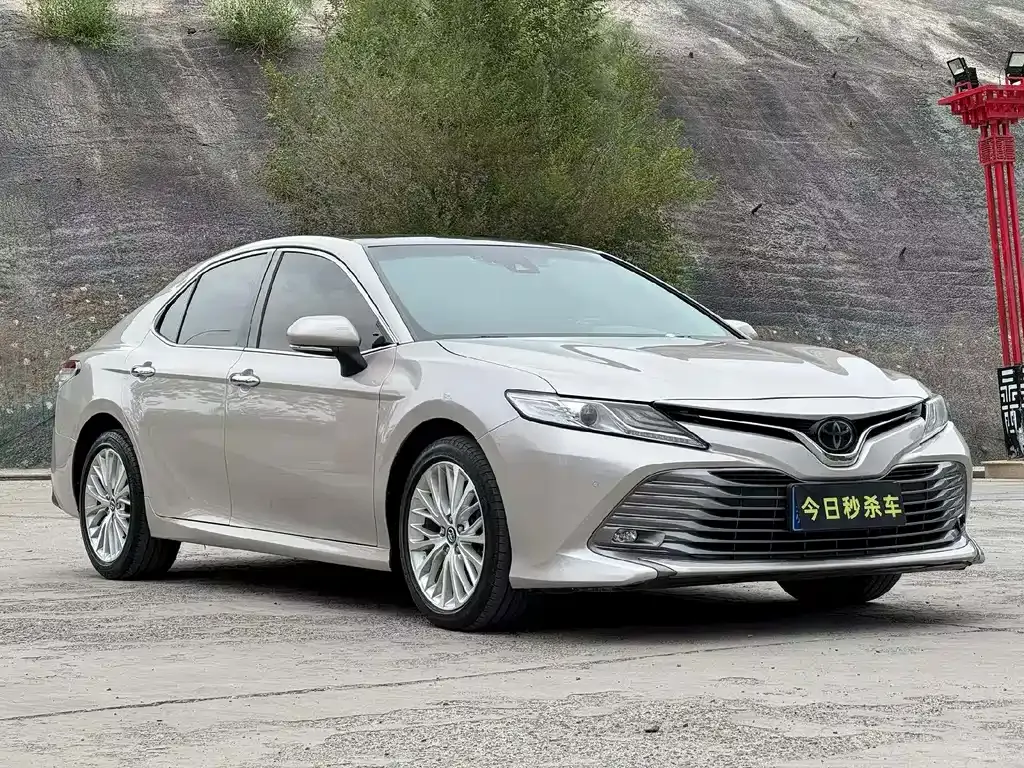 Toyota Camry 2019 — фото 1 из 16