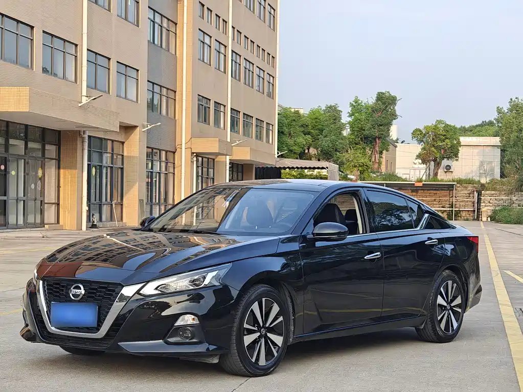 Nissan Teana 2022 — фото 1 из 18