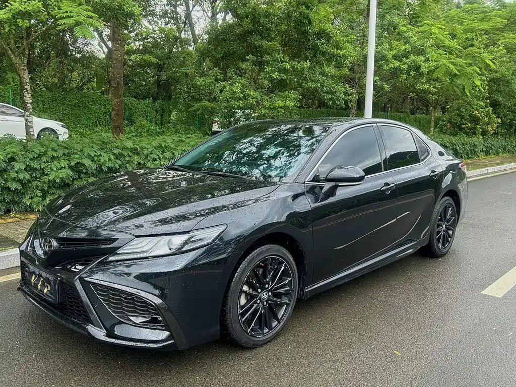 Toyota Camry 2023 — фото 1 из 22